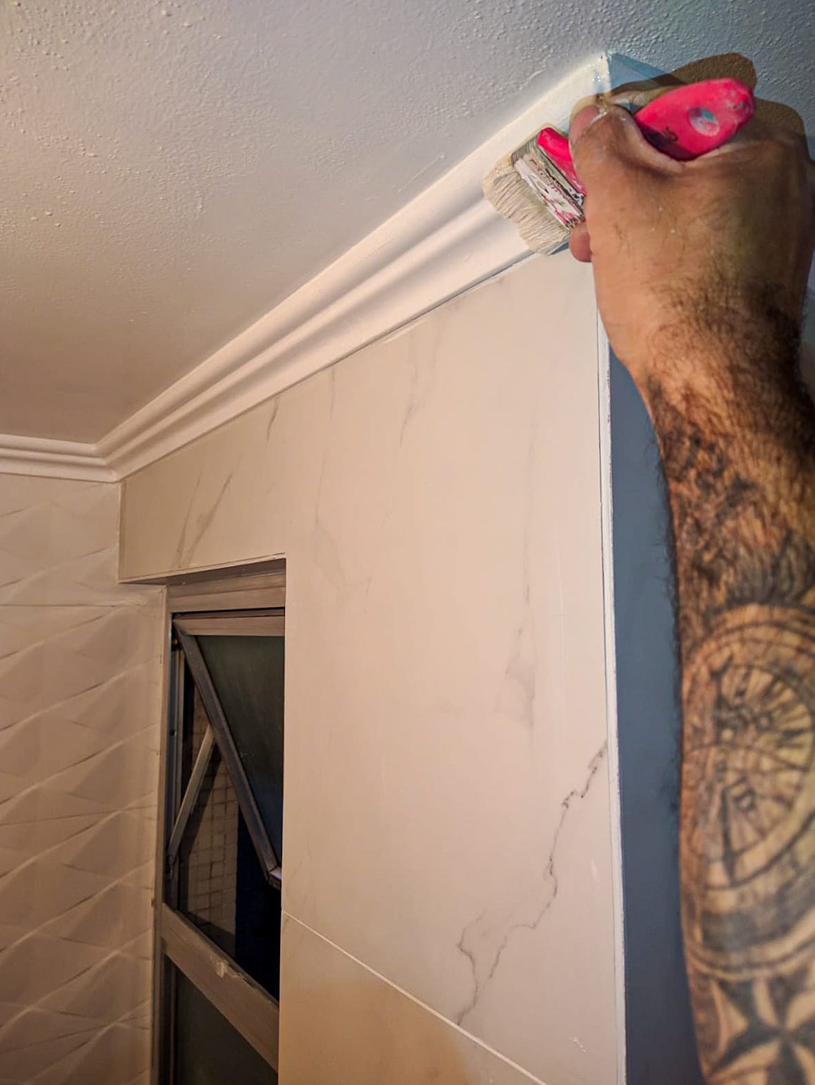 Detalhe de acabamento de pintura — recorte de teto feito à mão